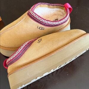 UGG Tazz II Chestnut Suede Slip-On Shearling Clogs with red Trim